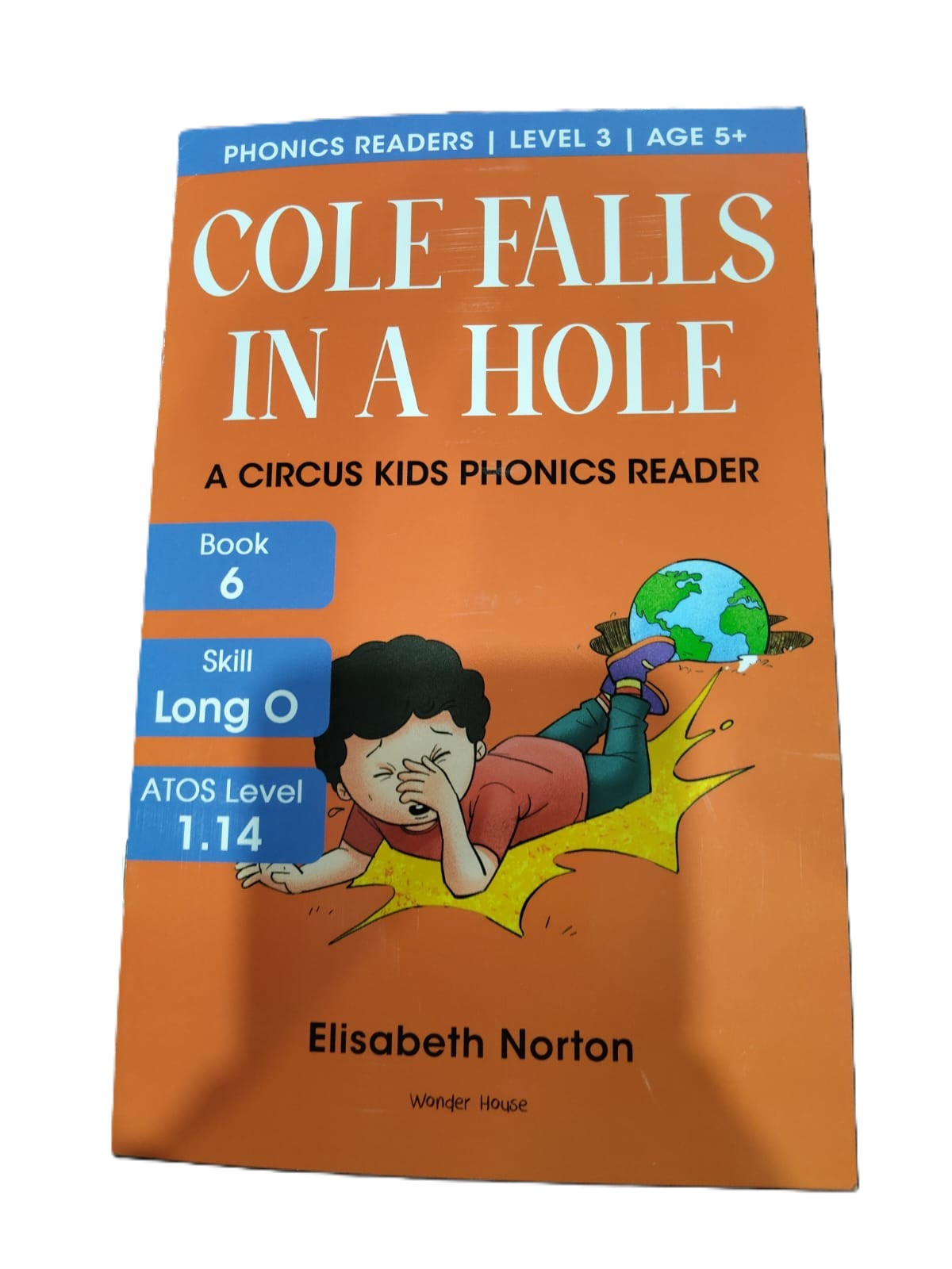 Phonics Readers Level 3: Cole falls in a Hole